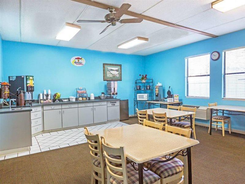 Super 8 By Wyndham Knoxville Downtown Area Εξωτερικό φωτογραφία