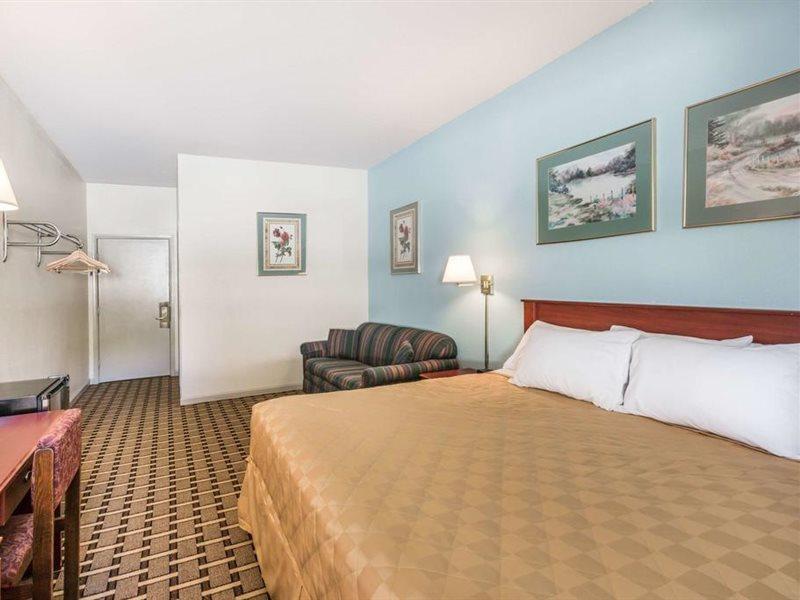 Super 8 By Wyndham Knoxville Downtown Area Εξωτερικό φωτογραφία