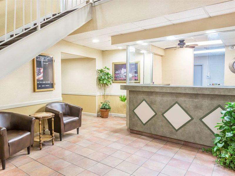 Super 8 By Wyndham Knoxville Downtown Area Εξωτερικό φωτογραφία