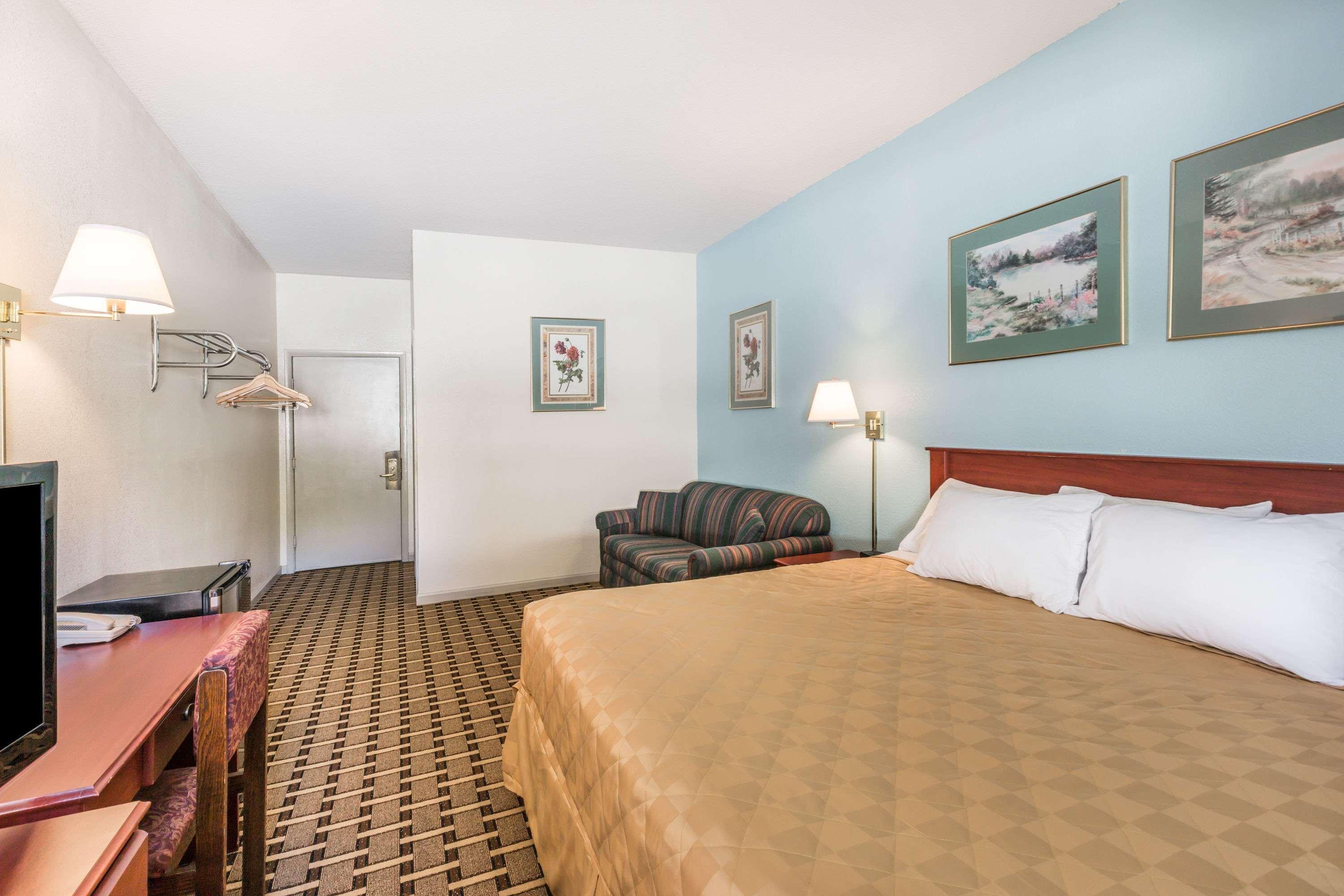 Super 8 By Wyndham Knoxville Downtown Area Εξωτερικό φωτογραφία