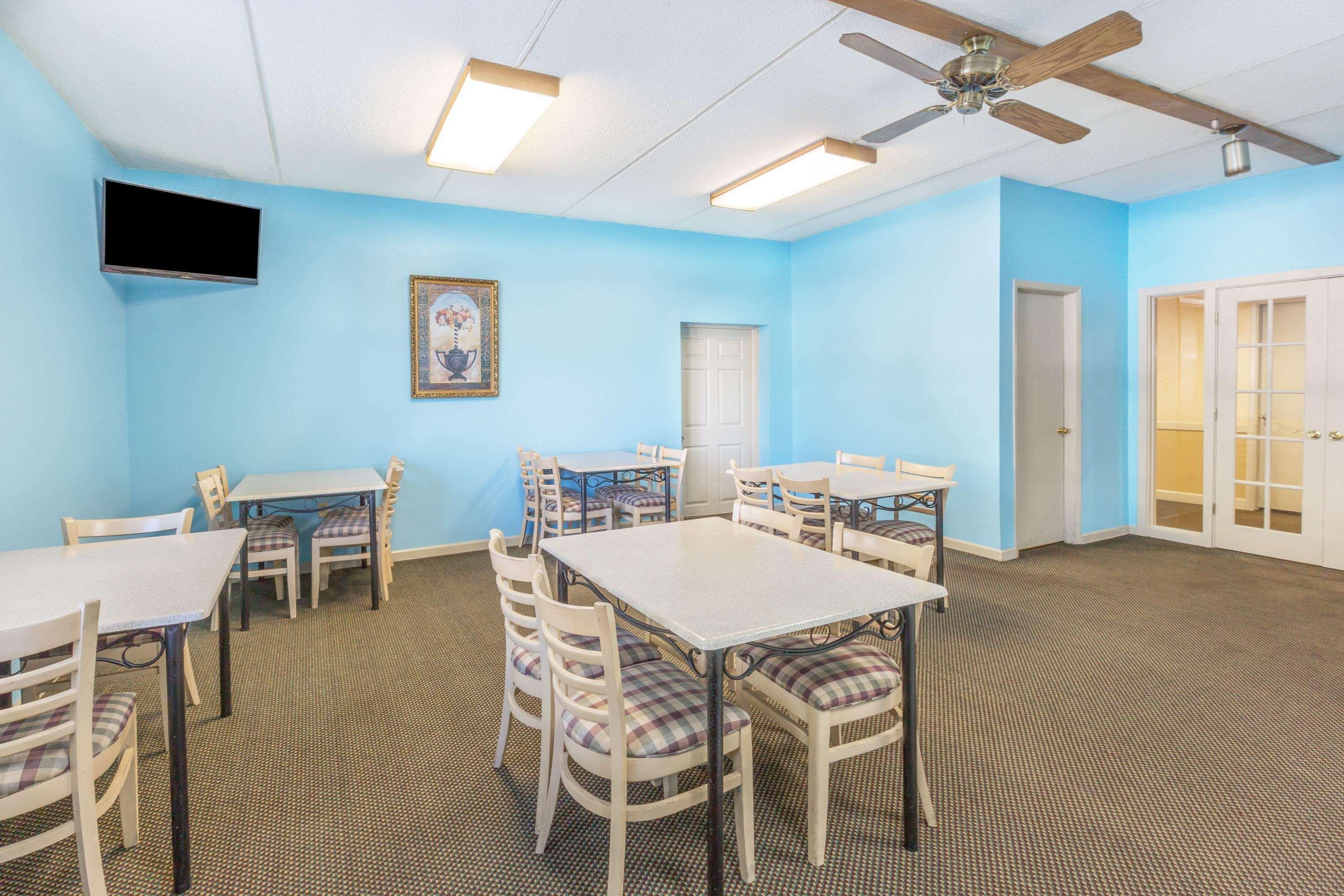 Super 8 By Wyndham Knoxville Downtown Area Εξωτερικό φωτογραφία